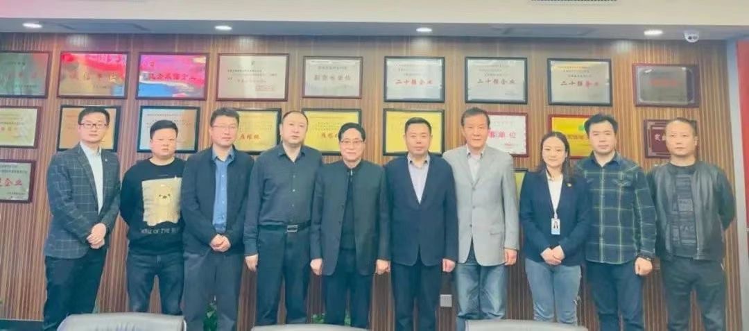 秦商百人會(huì)、西安建筑安裝協(xié)會(huì)蒞臨立豪集團(tuán)交流座談